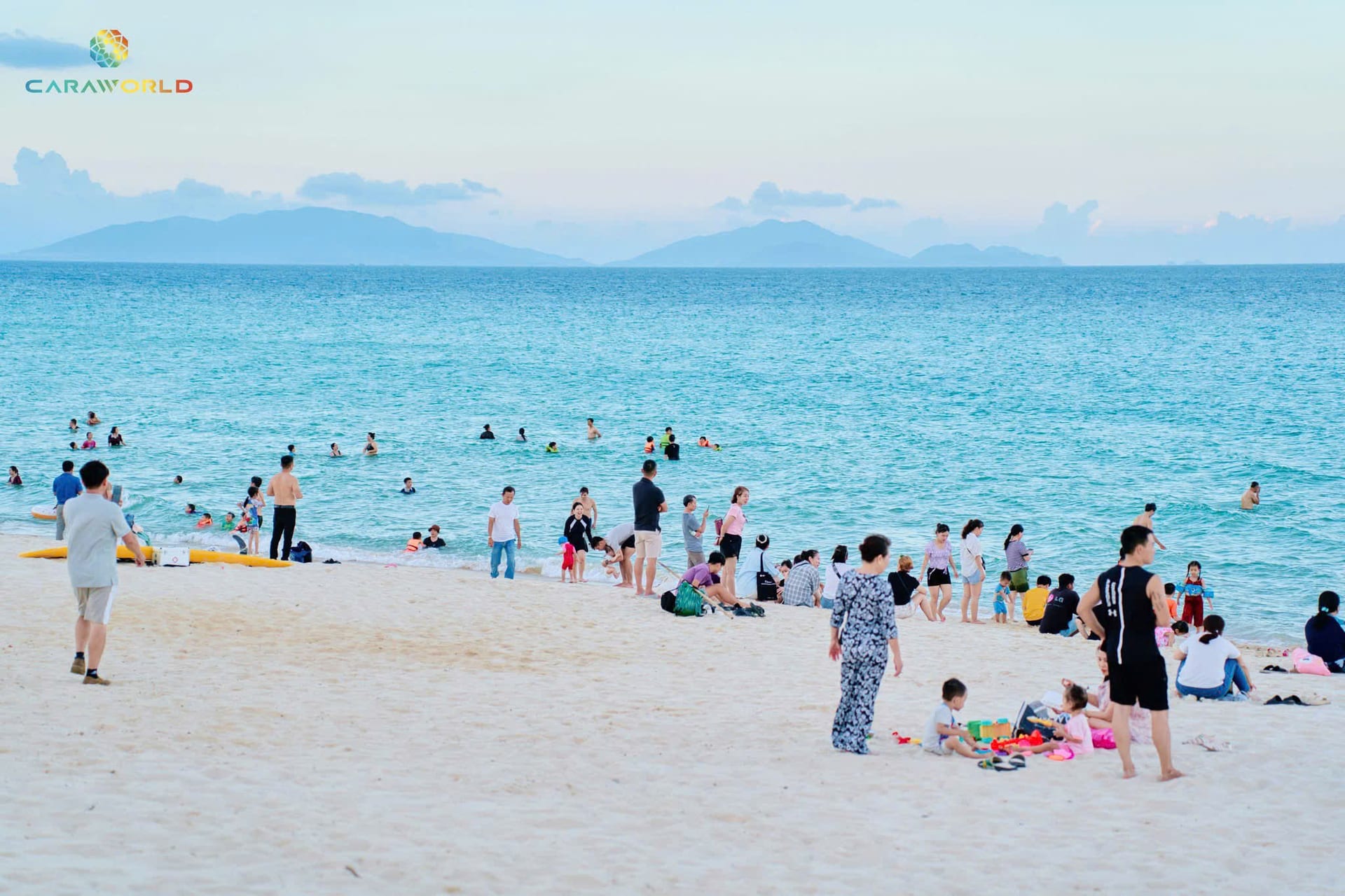 Du khách tắm biển tại bãi biển riêng Caraworld Cam Ranh