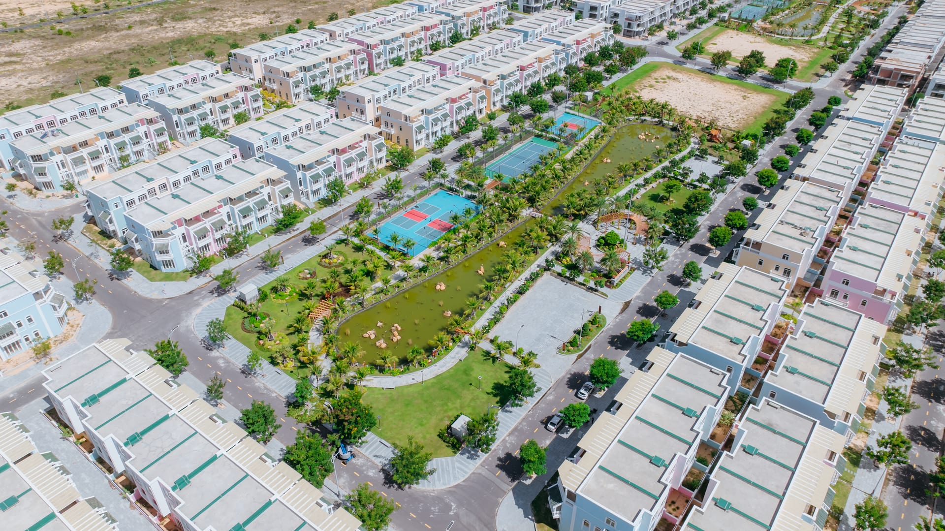 Flycam Sun Park ParaSol — công viên trung tâm xanh mát với sân thể thao đa năng