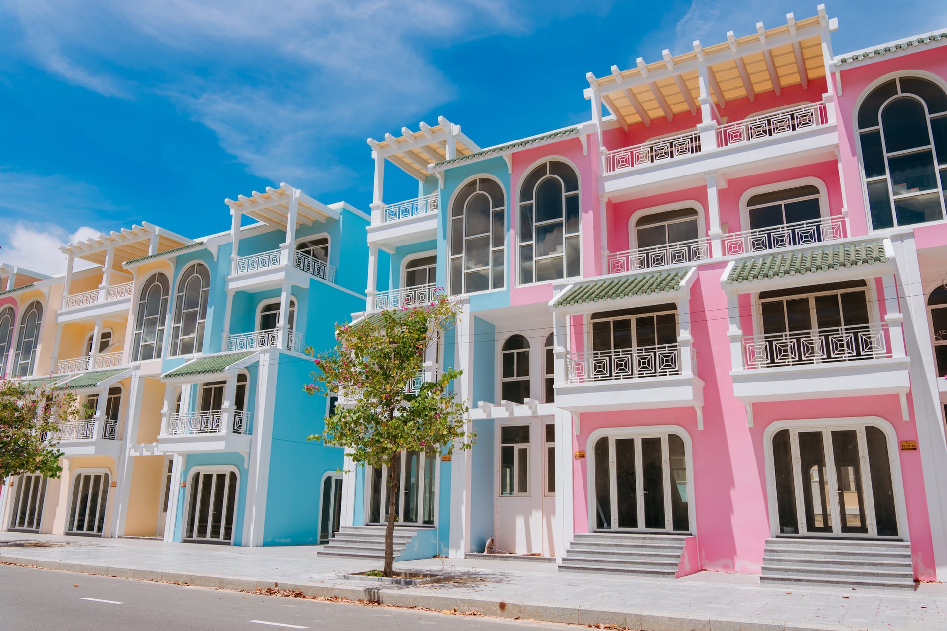 Dãy shophouse Singapore màu pastel tại Sun Park ParaSol — kiến trúc châu Âu độc đáo