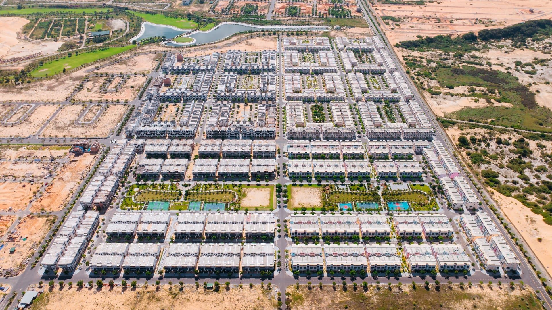 Hình ảnh thực tế ParaSol Cam Ranh đã bàn giao 2026 — nhà phố Sun Park hoàn thiện sẵn sổ hồng tại Bãi Dài Khánh Hòa